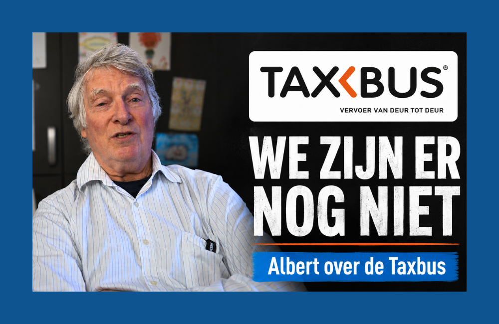 Thumbnail van een video over de Taxbus. Albert zit in een huiskamer en kijkt naar de camera. Rechts staat het Taxbus-logo met de tekst: “We zijn er nog niet – Albert over de Taxbus”.