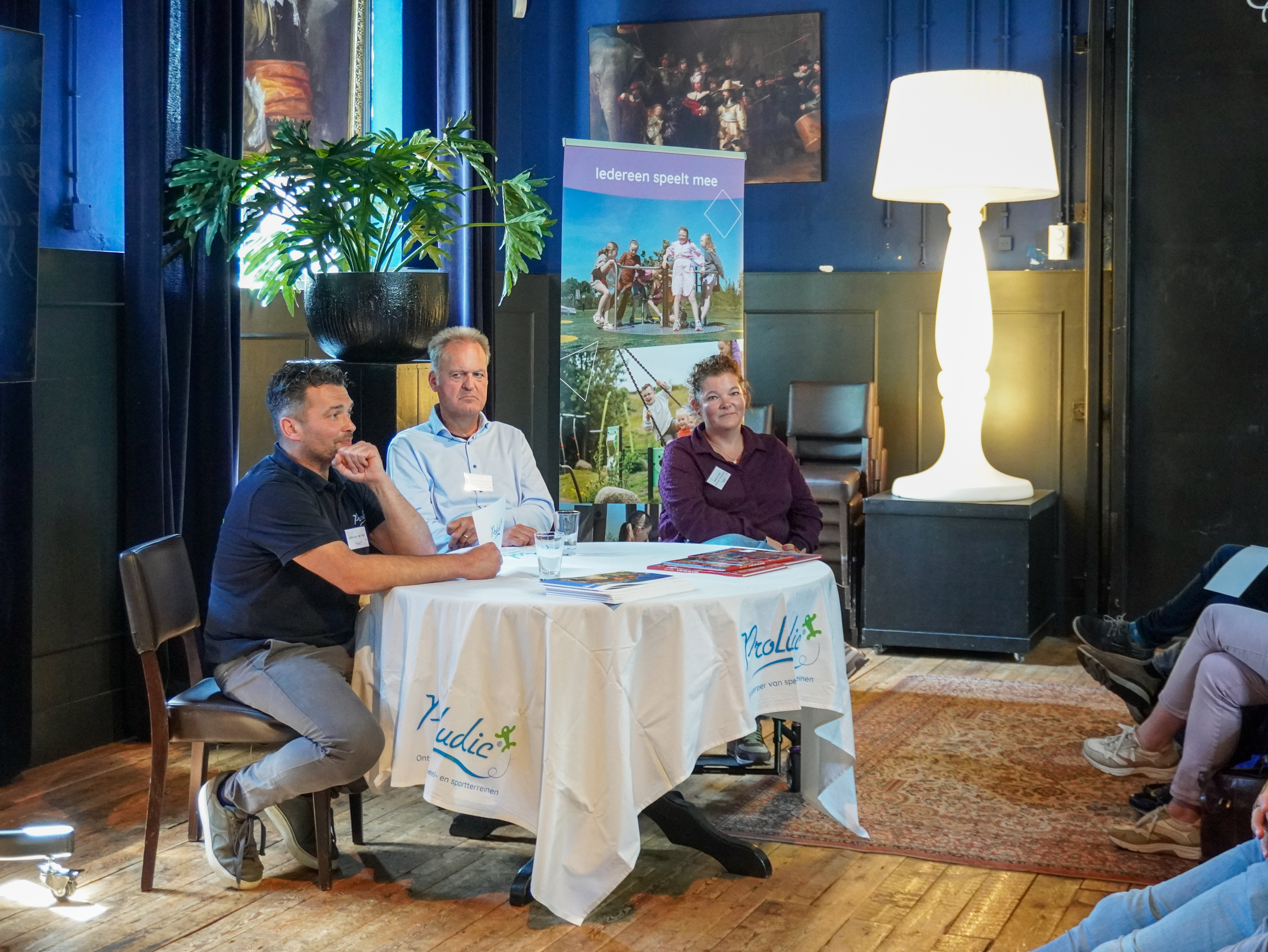 Johan van den Boomen van gemeente Eindhoven, Renée van Grol van Stichting Eindhoven Toegankelijk! en John van der Rijt van Proludic