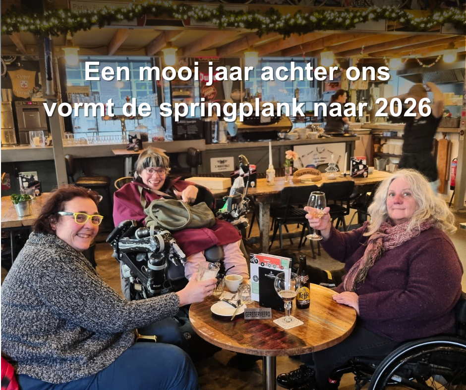 Foto van Suzanne Wernsen, Ingrid Schoenmakers en Paula de Ruiter proosten in de Cyklist