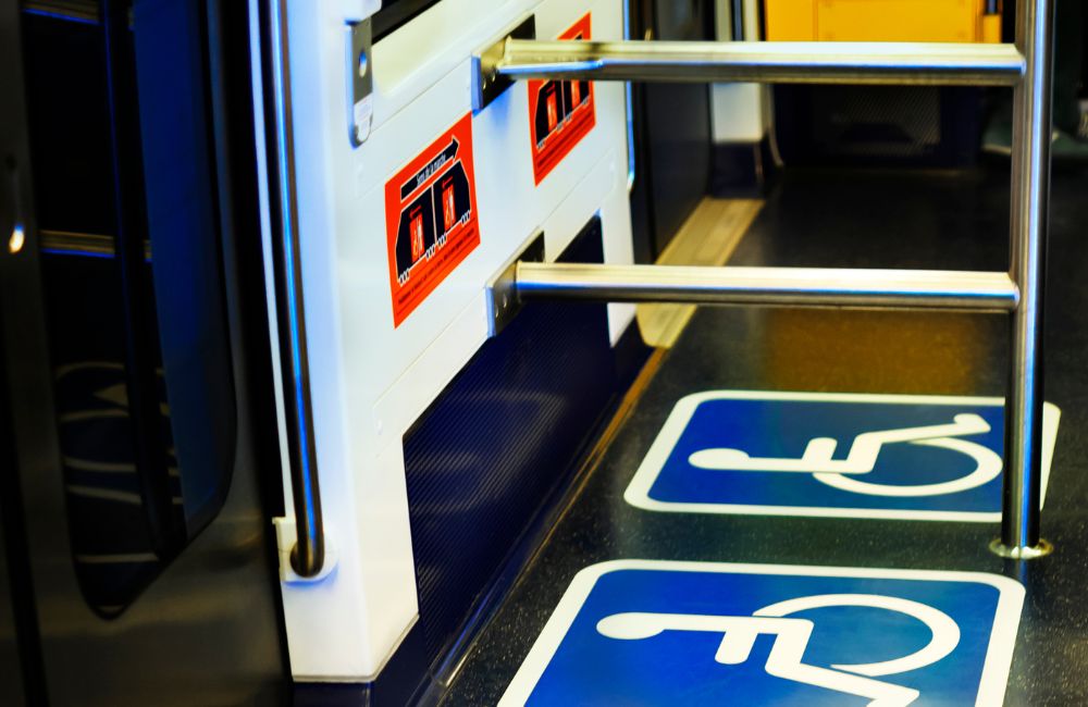 Twee rolstoelplaatsen in de bus.