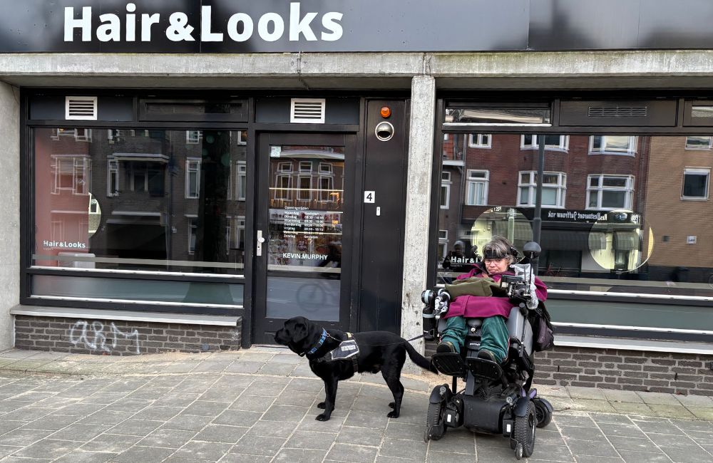 Suzanne Wernsen voor de ingang van haar kapper.