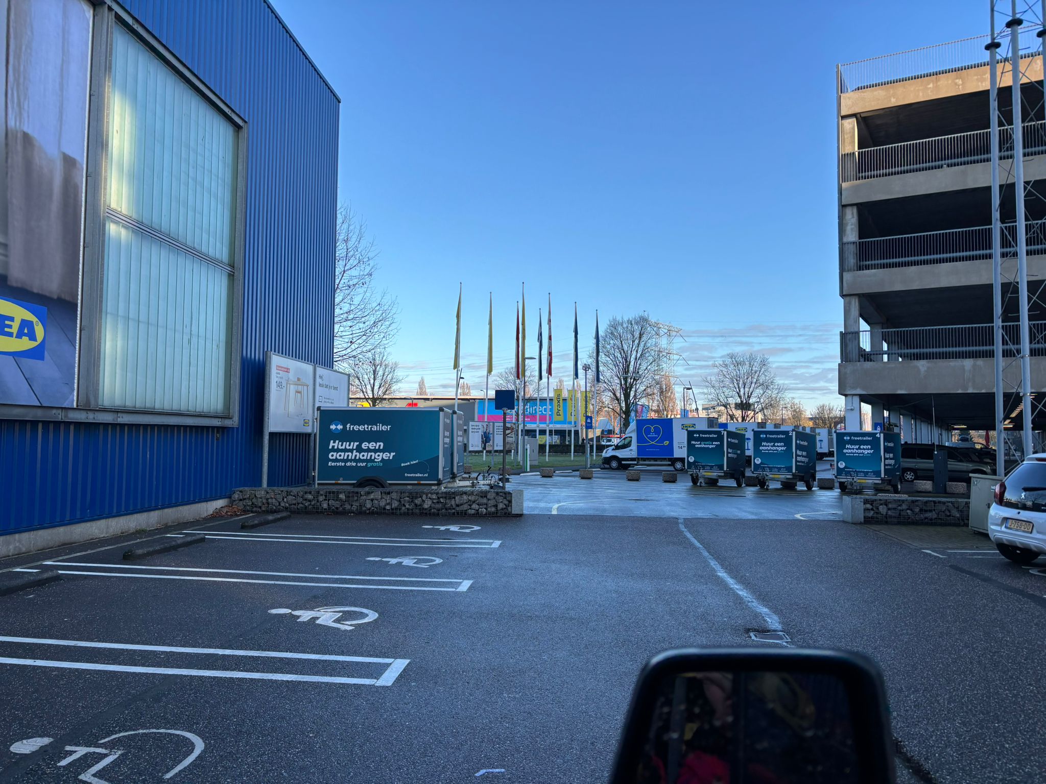 Op de foto’s is duidelijk te zien dat de strook naast de blauwe gevel weer vrij is van obstakels, waardoor de toegankelijkheid van het filiaal in Eindhoven aanzienlijk is verbeterd.