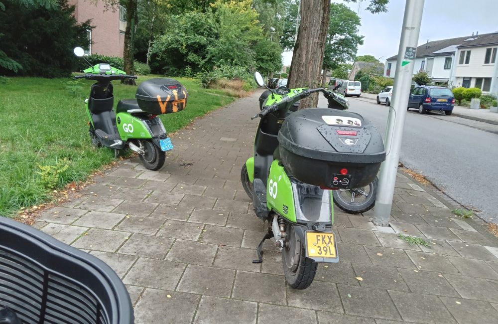 Scooters blokkeren stoep