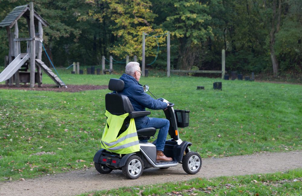 Man in scootmobiel