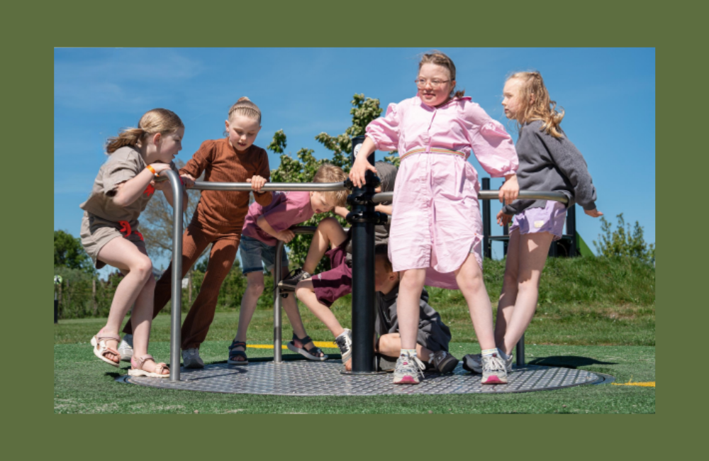 spelende kinderen op speeltoestel