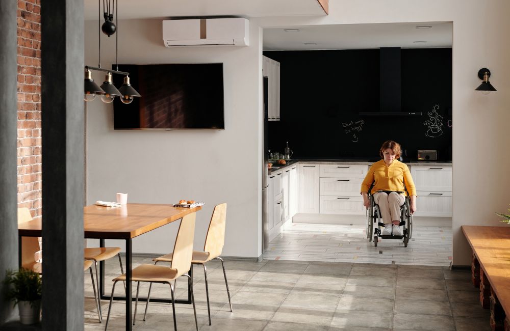 vrouw in rolstoel in woning