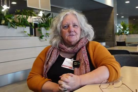 Paula de Ruiter tijdens een interview voor Eindhoven Toegankelijk